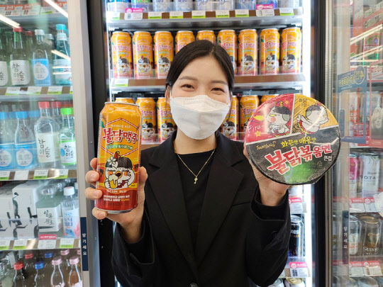 불닭망고에일과 불닭볶음면. <BGF리테일 제공>